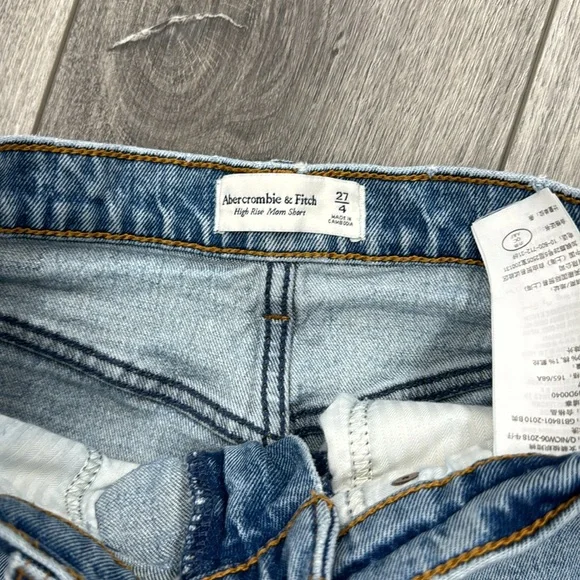 Abercrombie and Fitch High Rise Mom Short - Picture 4 of 6